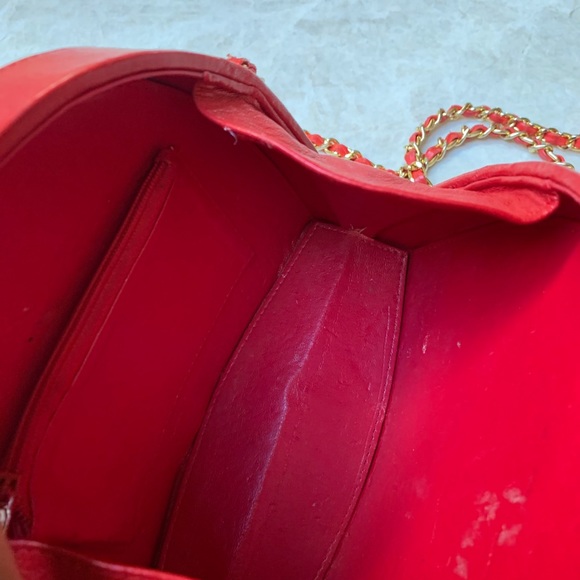 Vintage quilted crossbody w/chain strap. - Picture 6 of 7